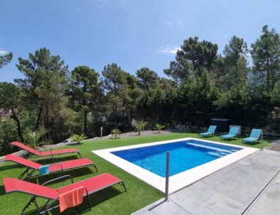 Vue sur la piscine de 6x3m villa Héra