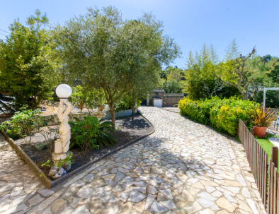 Jardin et allée villa Aphrodite